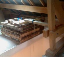 Installation de fortune (mais solide) avec poulie pour monter la b&eacute;tonneuse &agrave; l'&eacute;tage.