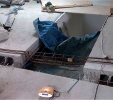 D&eacute;caissage des "oreilles" termin&eacute; pour loger le chev&ecirc;tre. La face inf&eacute;rieure des hourdis ets conserv&eacute;e. La maximum d'acier aussi.