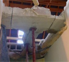 D&eacute;coupage de l'ancien Chev&ecirc;tre   de la poutrelle centrale (au fond) termin&eacute;. Morceau en appui sur les &eacute;tais uniquement.