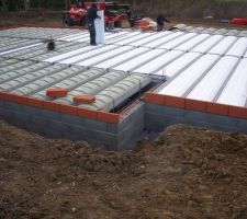 1er plan : terrasse nord, puis derrière le cellier et le garage (en gris-vert)