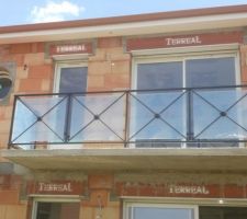 Vue sur balcon dont la ballustrade vient d'etre pos&eacute;e. le plexi est prot&eacute;g&eacute; par des plastiques.