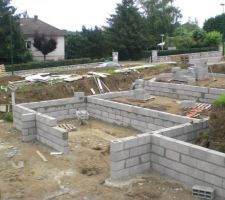 Vue depuis future garage. Les 2 plateformes de droites sont des vides  sanitaires. Au fond futur salon-SAM . plus en avant espace sous cuisine.