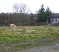 Terrain nue. la palette correspond à autre maison suposée se construire. elle ne sera pas faîte. c'est une autre histoire