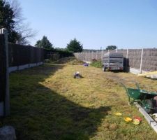 Etat du jardin avant; on voit le tas de terre végétale dans le fond