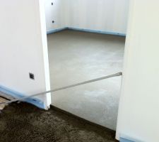 Chape lisse dans une chambre pour la pose d'un parquet