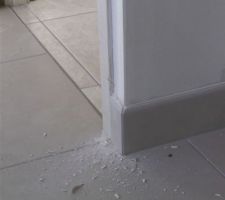 La plaquiste est venu faire des rectifications mais n'a rien nettoy&eacute; !