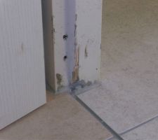 Montant de la porte d'une chambre abim&eacute; !