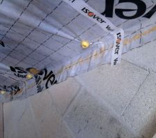 Collage de l'écran sur le parpaing