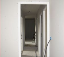 L'entrée vers la suite parentale, au fond le dressing