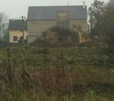 Vue de la route avant la construction d'un petit bâtiment de 2 étages à cet endroit snif