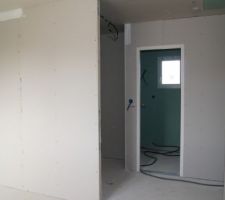 Notre chambre avec à gauche le dressing et en face la salle d'eau.