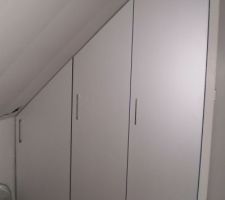Placard de l'armoire d'une chambre finition gris metal