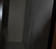 Passe de l'enduis chambre d'amis