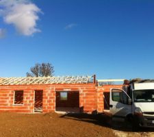 Les fermettes sont en place et la charpente traditionnelle est en cours sur le garage