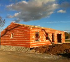 Avec l'ombre de la pompe à béton chez le voisin