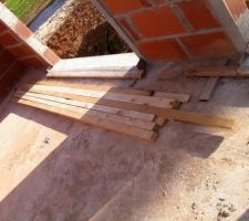 La charpente est finie mais il reste du bois (à côté des coffrages des seuils biensûr)