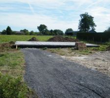 La dalle fait petite de l'entr&eacute;e du terrain (on a 20 m de recul). La gauche est en limite de terrain.