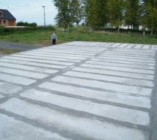 A peine une semaine d'&eacute;coul&eacute;e et la dalle est d&eacute;j&agrave; faite. le vide-sanitaire a &eacute;t&eacute; &eacute;lev&eacute; (4 parpaings au lieu de 3). Les longrines sont dans l'autre sens pour le garage.