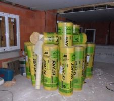 Pour info 23 rouleau de 24cm d'épaisseur mis en place pour le plafond,Eh bein !