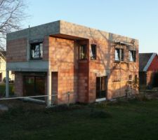 Maison avec fenêtres en alu