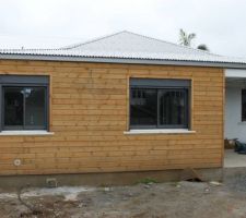 Les menuiseries alu ont été installées, la maison est donc totalement fermée, reste maintenant le volets roulants du garage.