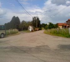 C'est la patte d'oie qui va au terrain 
à droite l'accés principale et à gauche l'accés à l'arriére du terrain