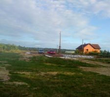 Vue arrière de la maison 
on prépare l'accès et la plateforme sans oublier de mettre du gèotextile en dessous du trappe