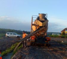 Coulage bétons pleine fouilles en 1h de temps 75m3 de bétons seront mis