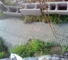 Une double ferraille reprise dans la semelle de fondation pour un poteau de fenetre