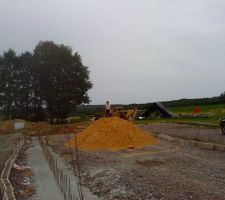 La mis en place des attentes ce termine et le petit chef de chantier erwan observe le travail de son papa et son grand frére