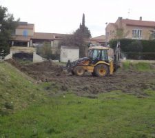 Début du terrassement. Réalisation de la plateforme.
Le tracto patine sur la terre humide mais ne s'enfonce pas.
C'est parti...