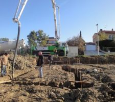 Ca coule.
Béton dosé à 300kg.
Pas trop d'eau (le terrain est suffisamment imbibé)
Ca coule...
37.5m3. C'est plein.
La centrale Lafarge La Valentine nous a envoyé nos 5 toupies en 2h. C'est fini. Enfin presque...