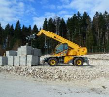 Arriv&eacute;e des briques et du ciment sur le site.