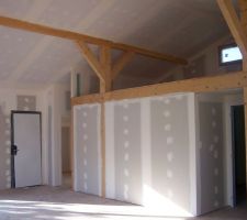 Vue intérieure, porte d'entrée, mezzanine.