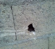 Trou cot&eacute; salon