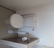 Angle dans la salle de bain cr&eacute;&eacute; par le coffrage de l'&eacute;vent