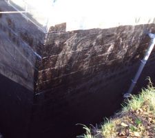 Enduit hydrofuge au goudron   conduit d'aération du sous-sol