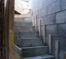 Escaliers entre sous-sol et pi&egrave;ce de vie