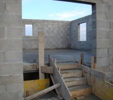 Escaliers entre pi&egrave;ce de vie et l'espace nuit