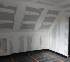 Chambre parents avec acc&egrave;s dressing via porte galandage &agrave; droite