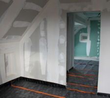 Chambre parents avec vue sur SDB