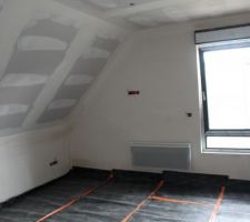 Chambre de la petite avec acc&egrave;s dressing via porte &agrave; galandage au fond &agrave; droite