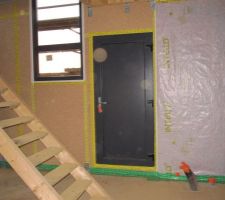 Pare vapeur et scotch pour assurer l'isolation entre la partie brique et la partie bois