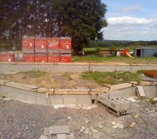 L'entr&eacute;e prend forme avec les agglos coffrant