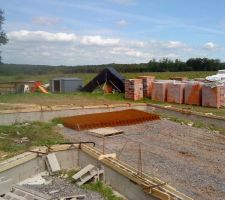 Pose d'un coffrage pour l'arase des agglos coffrants