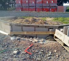 D&eacute;coffrage de l'entr&eacute;e apr&egrave;s le coulage des agglos