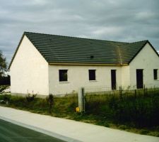 La couverture tuiles terre cuite "signy" de chez monnier couleur antracyte