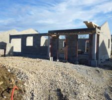 &Ccedil;a y est! L'&eacute;l&eacute;vation des murs est termin&eacute;e, les piliers "d&eacute;moul&eacute;s".
La charpente a &eacute;t&eacute; livr&eacute;e, que du bonheur!