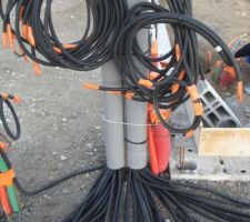 électricité sous la dalle fait par nous meme. Ici "la cheminée" du futur coffret electricité dans le garage