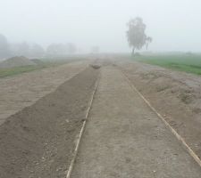 All&eacute;e qui passe derri&egrave;re notre terrain